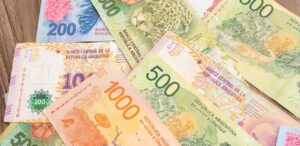 A imagem mostra pesos argentinos para representar bandas cambiais na Argentina.