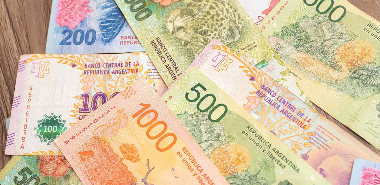 A imagem mostra pesos argentinos para representar bandas cambiais na Argentina.