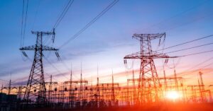 A imagem mostra várias torres de energia para representar a bandeira tarifária amarela