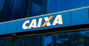 A imagem mostra o logo da Caixa para representar a Caixa Seguridade (CXSE3)