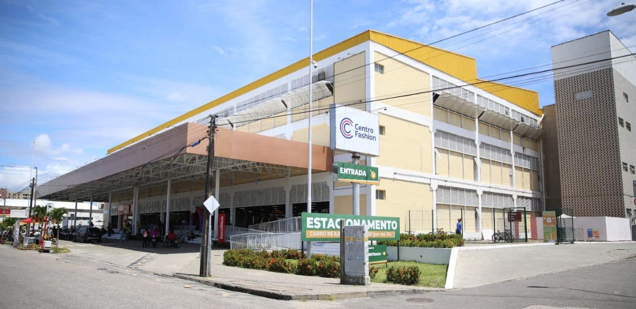 A imagem mostra a fachada do Centro Fashion Fortaleza.