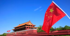 A imagem mostra uma bandeira da China para representar que a China suspende tarifas sobre produtos dos EUA