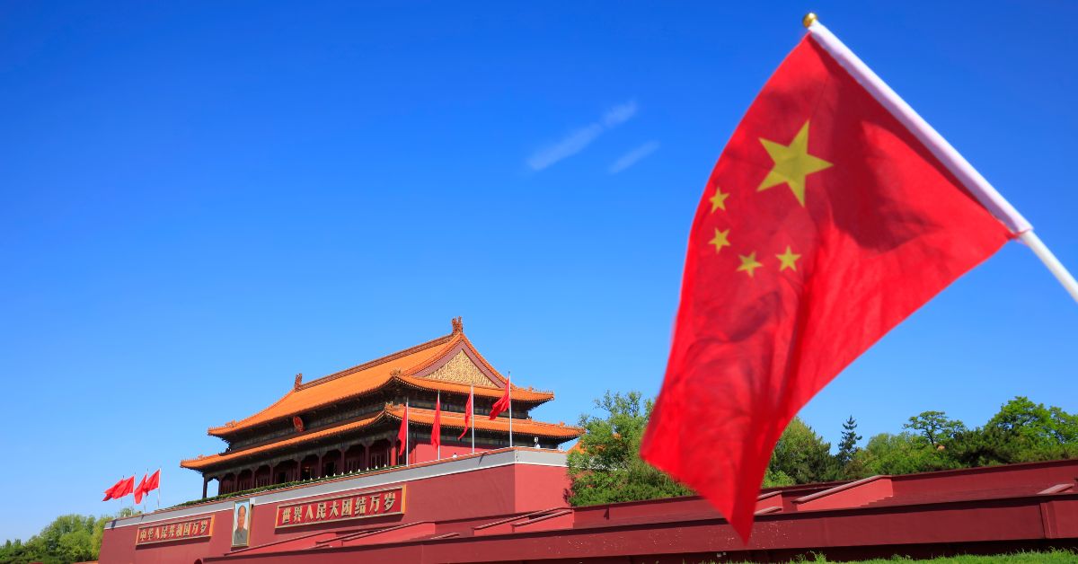 A imagem mostra uma bandeira da China para representar que a China suspende tarifas sobre produtos dos EUA