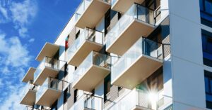 A imagem mostra um prédio de apartamentos para representar o Crédito imobiliário 2025