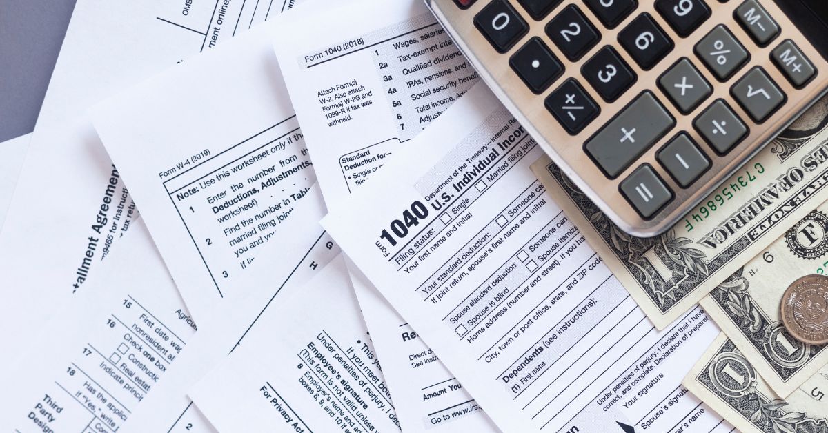 A imagem mostra vários documentos para representar a declaração do IR 2025
