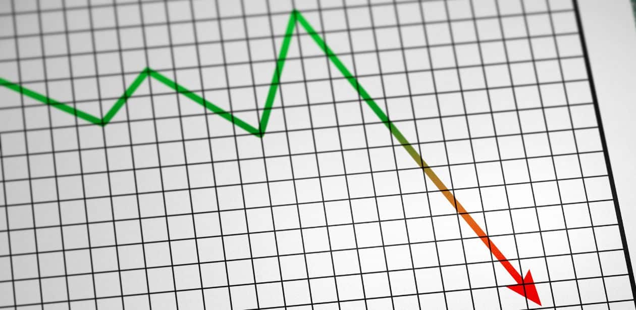 A imagem mostra uma seta descendo para representar o Déficit primário Brasil 2025 tem projeções revisadas para baixo.