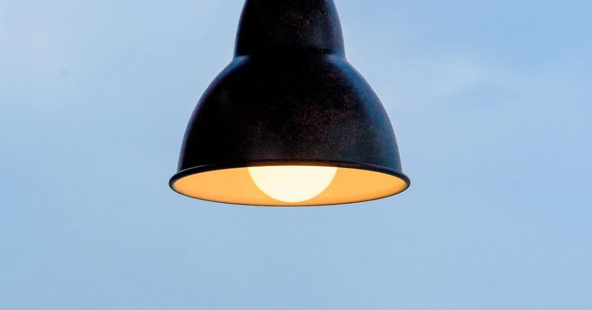 Luminária acesa simboliza o aumento da demanda por energia no Brasil em 2025