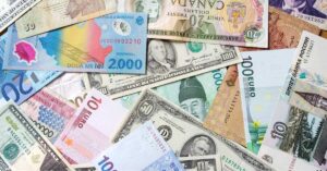 Riscos à estabilidade financeira global aumentam com as tarifas comerciais e incertezas econômicas, alerta FMI.