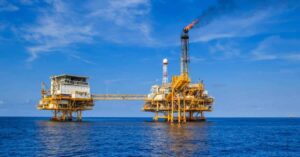 Preço do petróleo sobe impulsionado por dólar fraco e negociações comerciais, afetando o mercado de petróleo global.