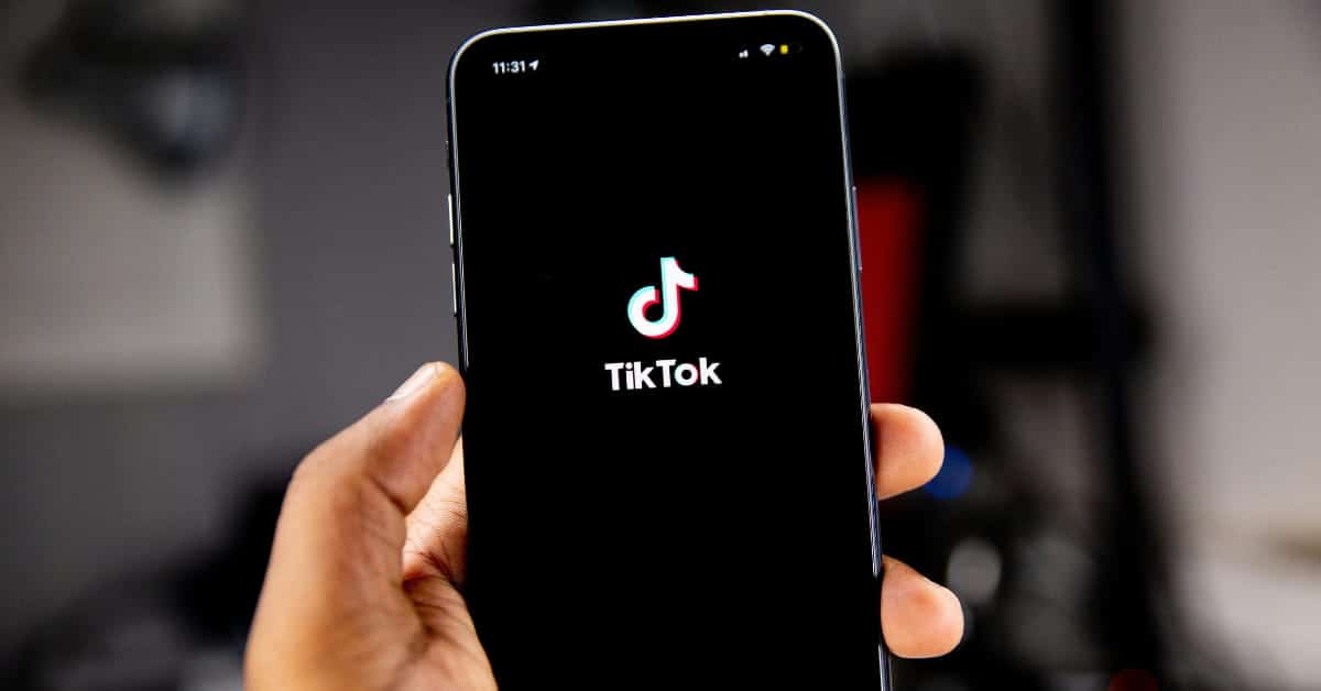 TikTok lança feed para estudo com conteúdo educativo em ciência e tecnologia.