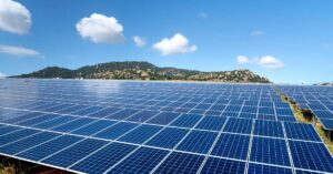 Tarifas de importação dos EUA impactam o mercado de painéis solares asiáticos e a competitividade do setor de energia renovável.