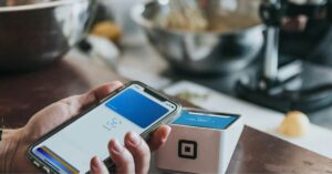 Conta digital para menores de 18 anos, facilitando o controle financeiro e a autonomia dos jovens.