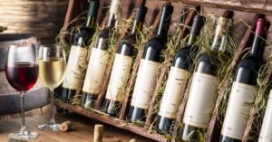 Produção de vinhos cai para o menor nível em décadas devido às mudanças climáticas e inflação dos alimentos.