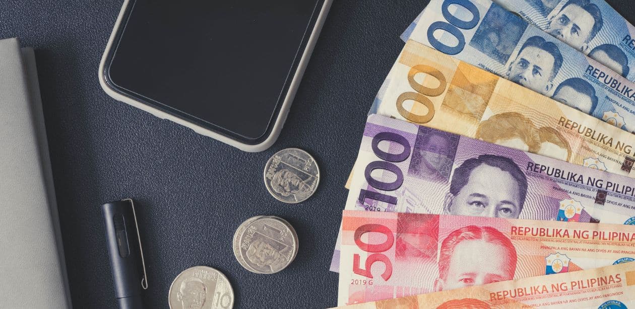 A imagem mostra pesos argentinos para representar a desvalorização do peso argentino.