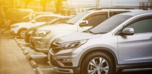 A imagem mostra vários carros para representar a exportação de carros.