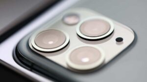 Detalhe da câmera do iPhone produzido na fábrica da Apple no Brasil