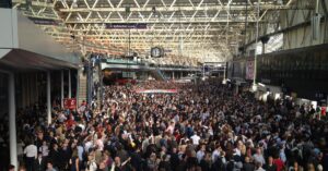 A imagem mostra um estação de trem lotada para representar a Falha na Linha 15-Prata
