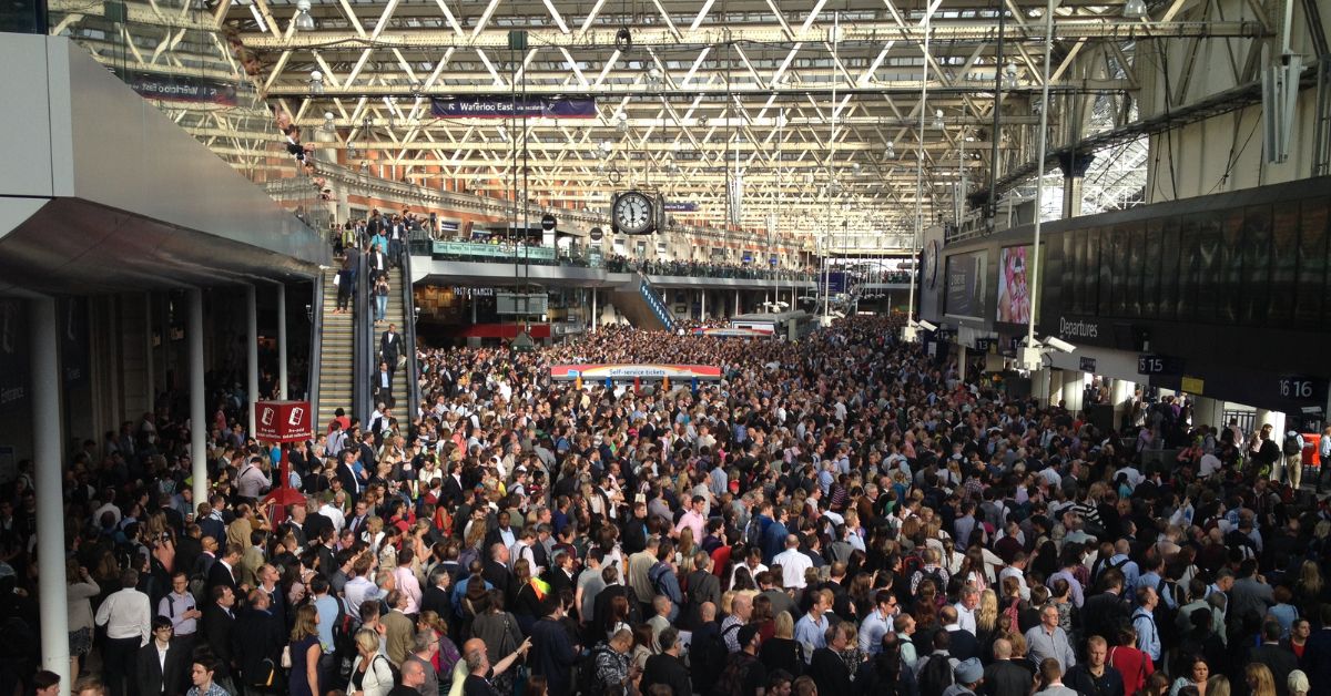 A imagem mostra um estação de trem lotada para representar a Falha na Linha 15-Prata