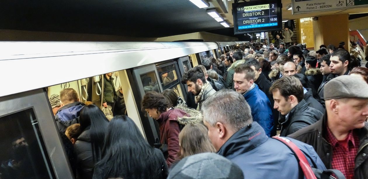 A imagem mostra uma superlotação em u metrô para representar a falha na Linha 3-Vermelha do Metrô em SP.