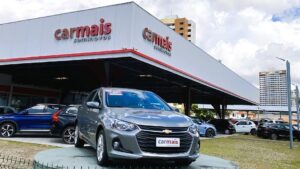A imagem mostra a fachada de uma das lojas do Grupo Carmais que está promovendo o Feirão Carmais Seminovos.