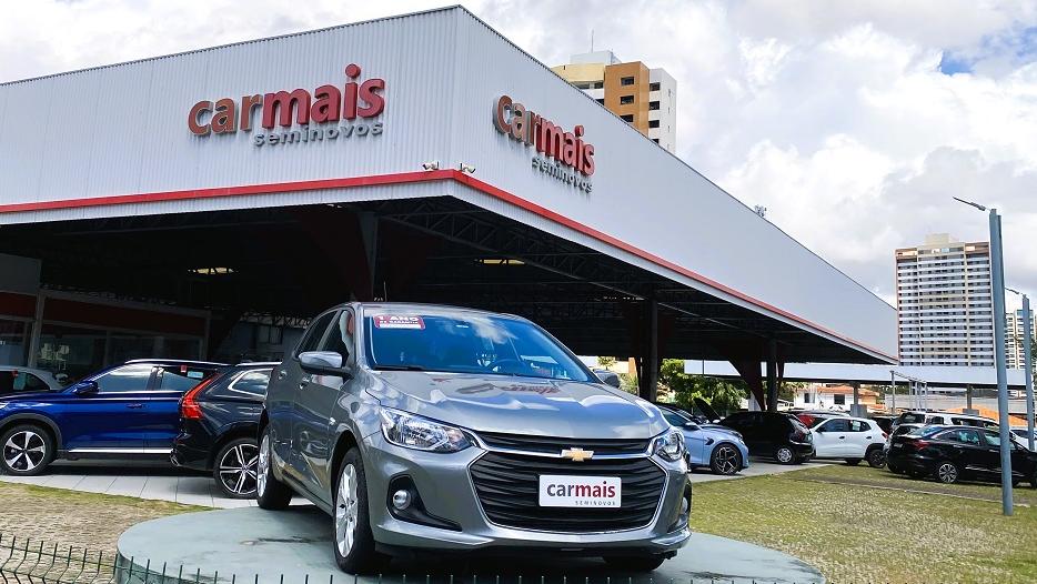 A imagem mostra a fachada de uma das lojas do Grupo Carmais que está promovendo o Feirão Carmais Seminovos.