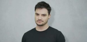 A imagem mostra o youtuber Felipe Neto.