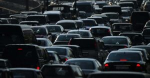 A imagem mostra vários carros para representar que a Ford suspende exportações para China após tarifas elevadas.