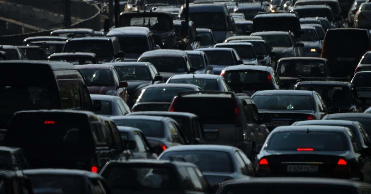 A imagem mostra vários carros para representar que a Ford suspende exportações para China após tarifas elevadas.