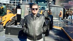 CEO do Grupo Fornecedora participa da BAUMA 2025 em Munique; André Ribeiro em frente a máquinas da CASE Construction