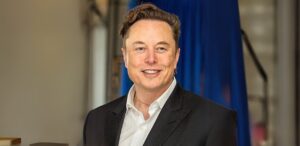 A imagem mostra Elon Musk, o homem mais rico do mundo segundo a Forbes para falar sobre a fortuna de Elon Musk.