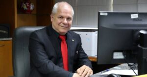 A imagem mostra o ex-presidente do INSS, Alessandro Antonio Stefanutto para representar a fraude na Previdência Social