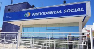 A imagem mostra a fachada da previdência social para representar a fraude no INSS