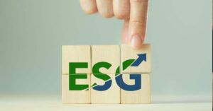A imagem mostra a palavra ESG sendo montada em um quebra-cabeça para representar a gestão com foco em ESG