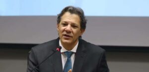 A imagem mostra Fernando Haddad, Ministro da Fazenda para falar da globalização.