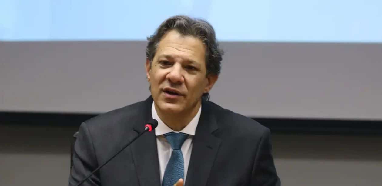 A imagem mostra Fernando Haddad, Ministro da Fazenda para falar da globalização.
