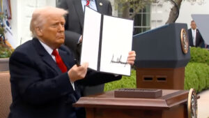 Donald Trump assina decreto sobre tarifas recíprocas de Trump em cerimônia oficial nos Estados Unidos.