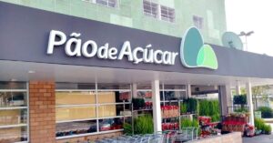 A imagem mostra a fachada de uma unidade Pão de Açúcar