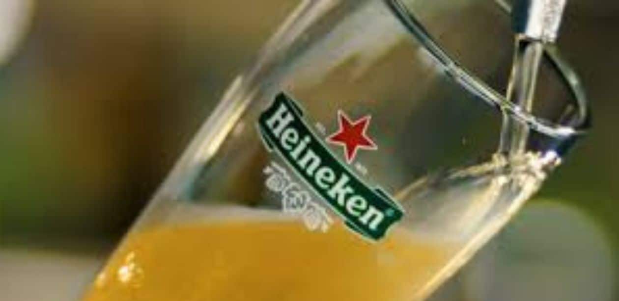 A imagem mostra um copo de cerveja da Heineken