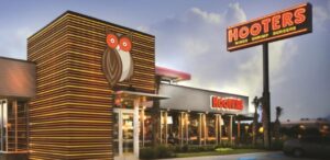 A imagem mostra a fachada do restaurante Hooters para representar que o Hooters pede falência.