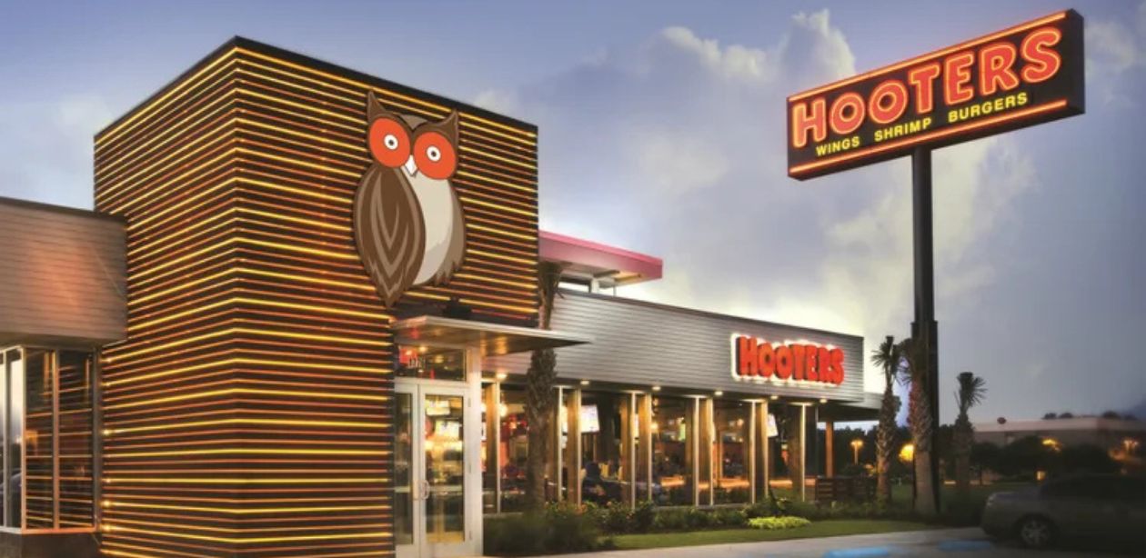 A imagem mostra a fachada do restaurante Hooters para representar que o Hooters pede falência.