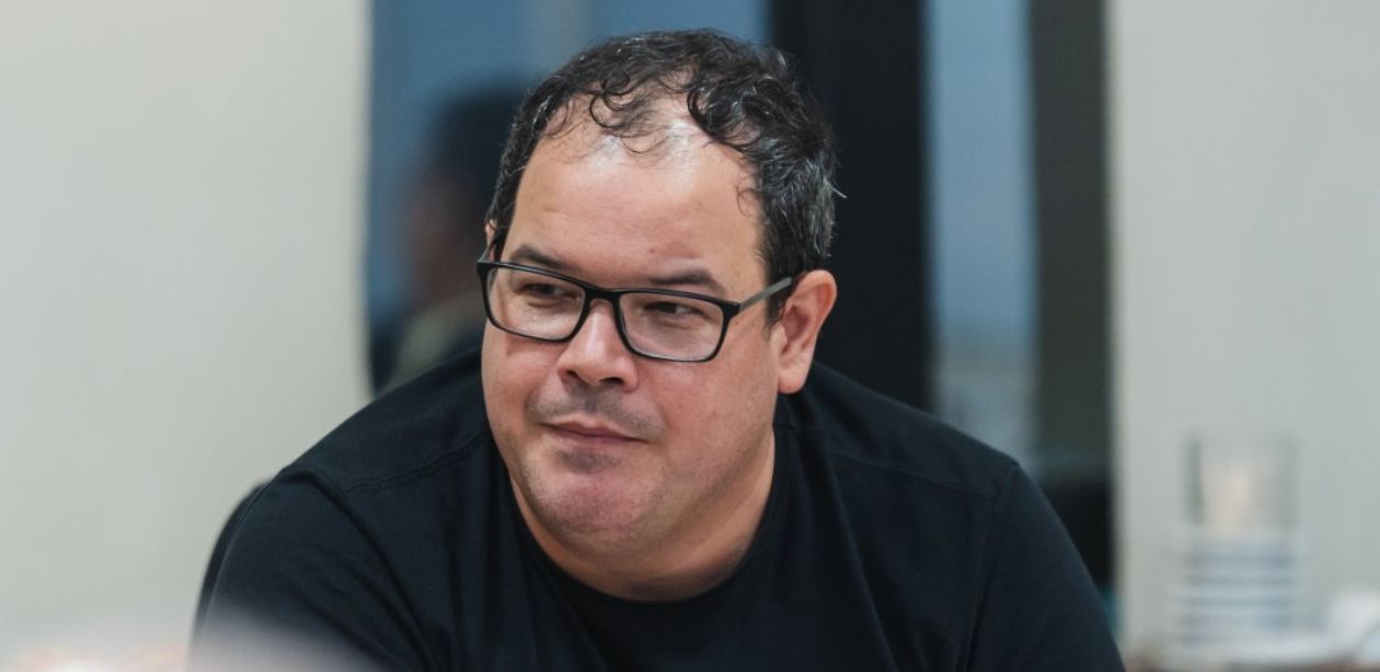 A imagem mostra Paulo Rabelo, dirigente do SindRoupas-CE que declarou apoio ao aumento do ICMS sobre produtos chineses online.