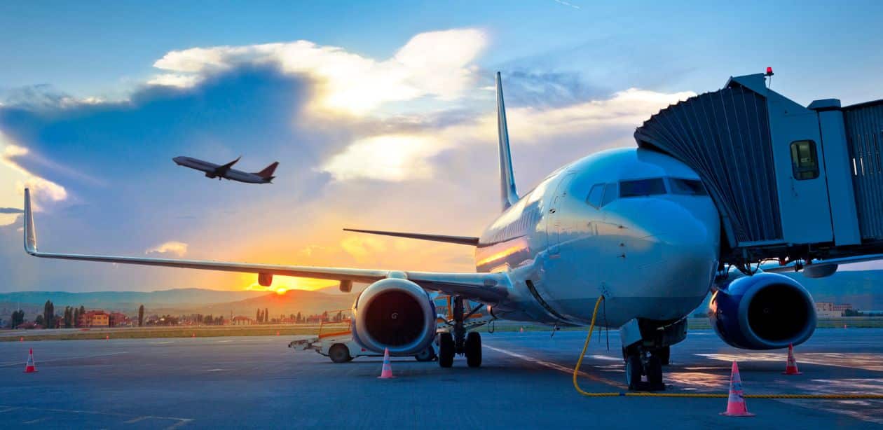 A imagem mostra um avião para representar o investimento em aeroportos.