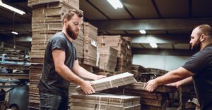 A imagem mostra trabalhadores em uma empresa de embalagens de papelão para representar a Irani (RANI3).