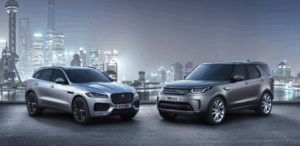 A imagem mostra dois carros da Jaguar Land Rover para representar que a Jaguar Land Rover suspende exportações aos EUA.