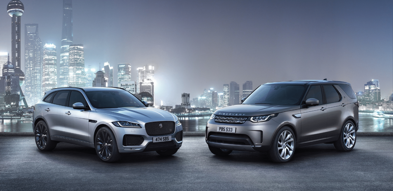 A imagem mostra dois carros da Jaguar Land Rover para representar que a Jaguar Land Rover suspende exportações aos EUA.