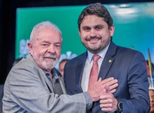 Lula ao lado de Juscelino Filho, que pede demissão do Ministério das Comunicações após denúncia da PGR ao STF.