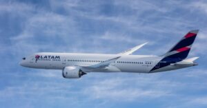 A imagem mostra um avião da Latam Airlines
