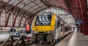 A imagem mostra um trem em uma estação para representar o Leilão da CPTM
