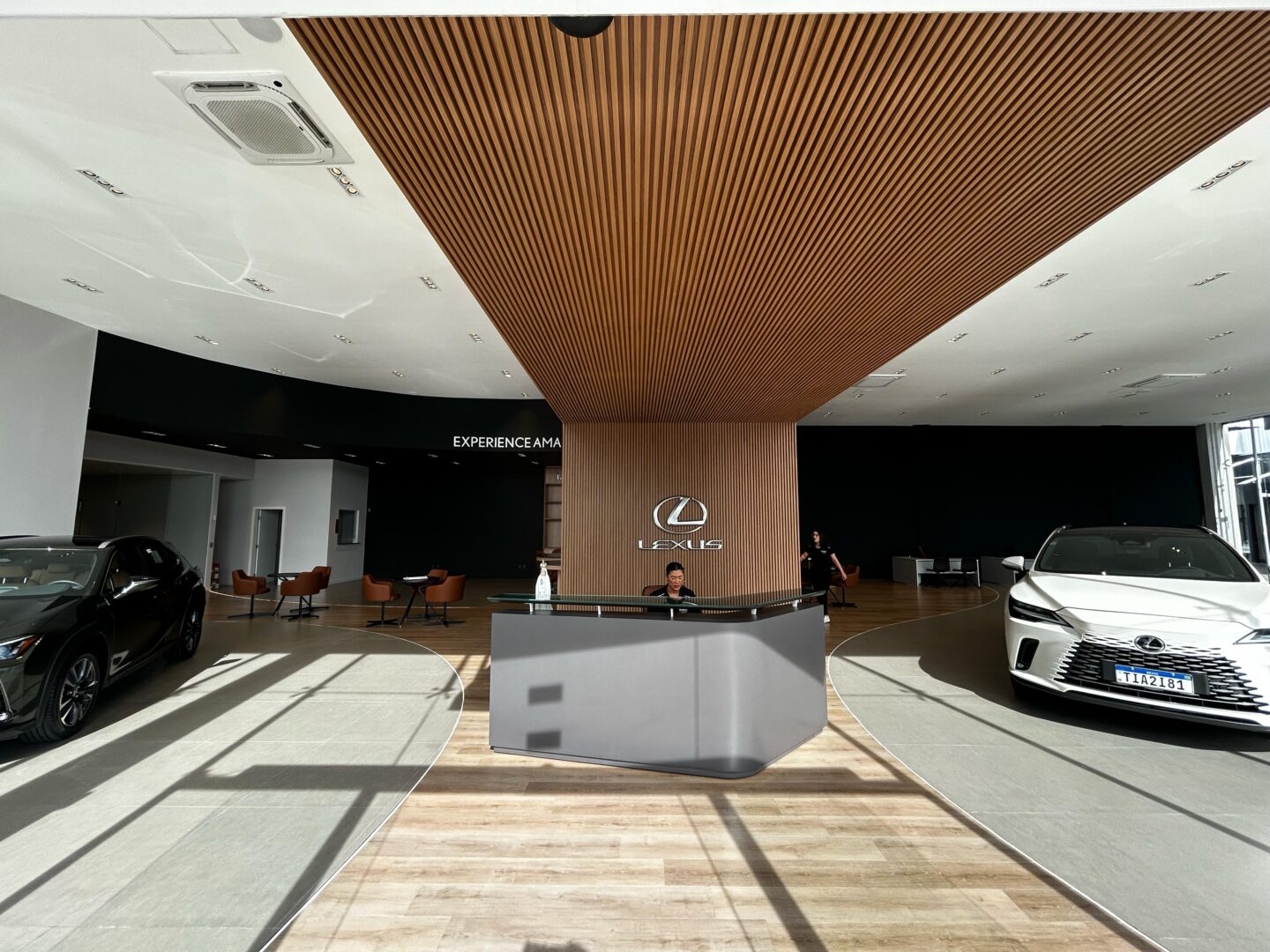 A imagem mostra uma das fachadas da loja da Lexus Fortaleza