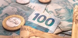 A imagem mostra várias notas de reais e moedas para representar a liberação de recursos.